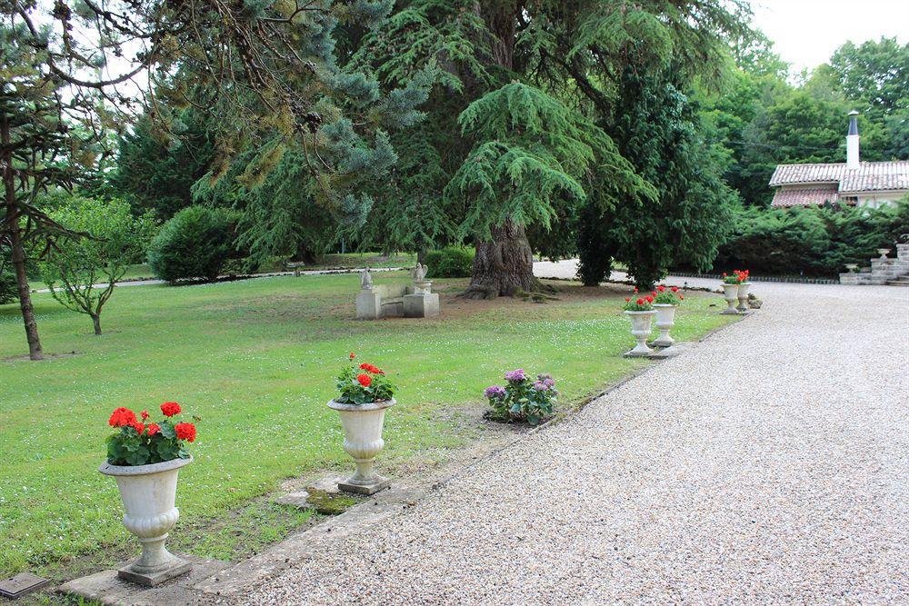 Chateau La Moune Montussan Bagian luar foto